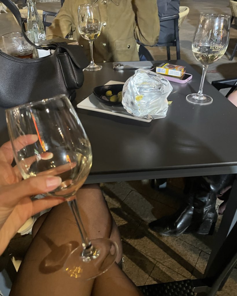 amaterasugodd's tweet photo. Alguien tendrá que pagar estos vinos🐶💸

#findom #femdom #sumisofinanciero
#cajerohumano #feetfetish #feetworship
#pagafantas https://t.co/IhjqfdPfI8