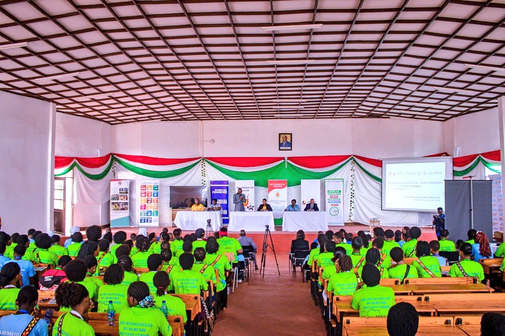 Gitega's tweet image. #Burundi Clôture réussie du 2ᵉ camp de codage pour jeunes filles burundaises ce 27 mars 2026 au @CeforeRusi (#Shombo, @Gitega).Pendant 2 semaines, les participantes ont acquis des compétences en programmation, IA et robotique dans le cadre de #AfricanGirlsCanCode Initiative.