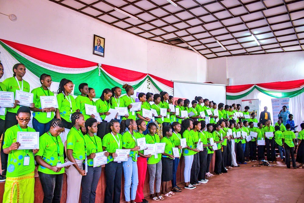 Gitega's tweet image. #Burundi Clôture réussie du 2ᵉ camp de codage pour jeunes filles burundaises ce 27 mars 2026 au @CeforeRusi (#Shombo, @Gitega).Pendant 2 semaines, les participantes ont acquis des compétences en programmation, IA et robotique dans le cadre de #AfricanGirlsCanCode Initiative.