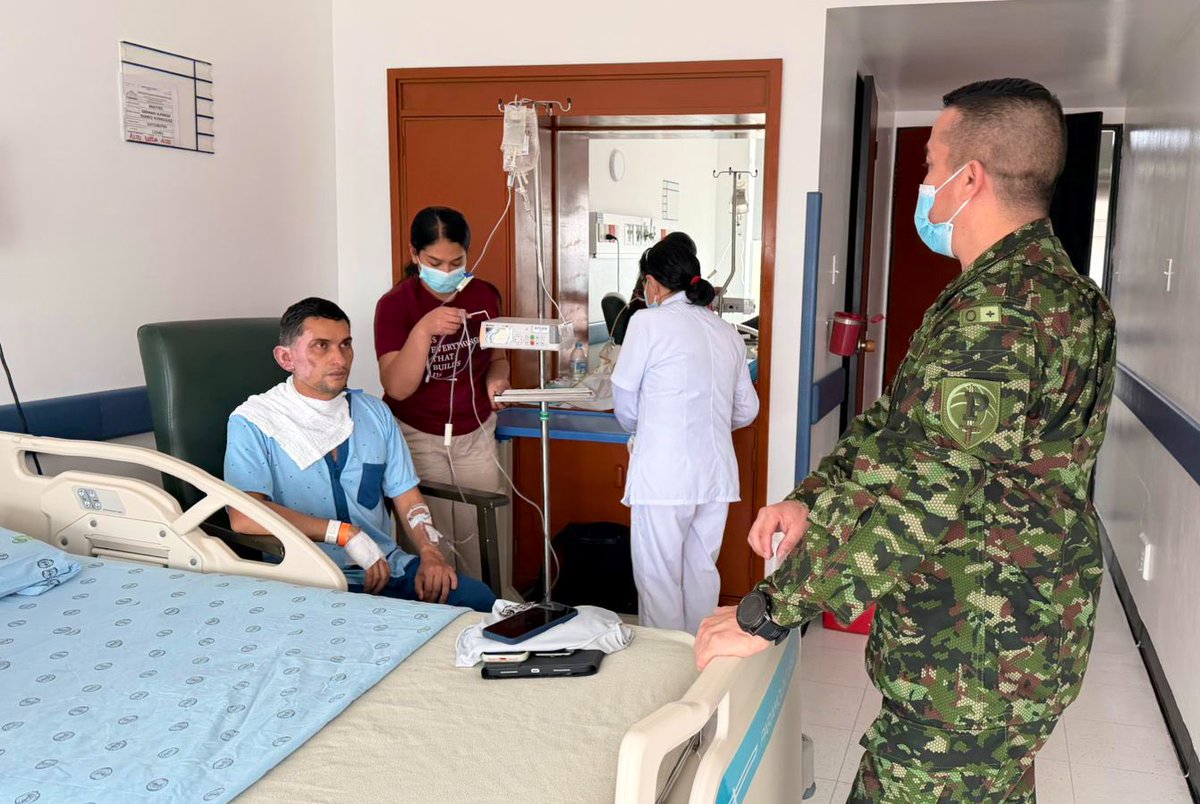 ejercito_COPER's tweet photo. 📌El Comando de Personal, a través de su Dirección de Prestaciones Sociales, acompaña a los militares afectados por el accidente aéreo y a sus familias, brindando orientación clara y oportuna sobre sus derechos prestacionales.

La jornada se llevó a cabo en el Hospital Militar Central y en el Dispensario Médico, garantizando una atención digna, cercana y sin intermediarios.

#BienestarMilitar 
@COL_EJERCITO 
@HOMILCOL