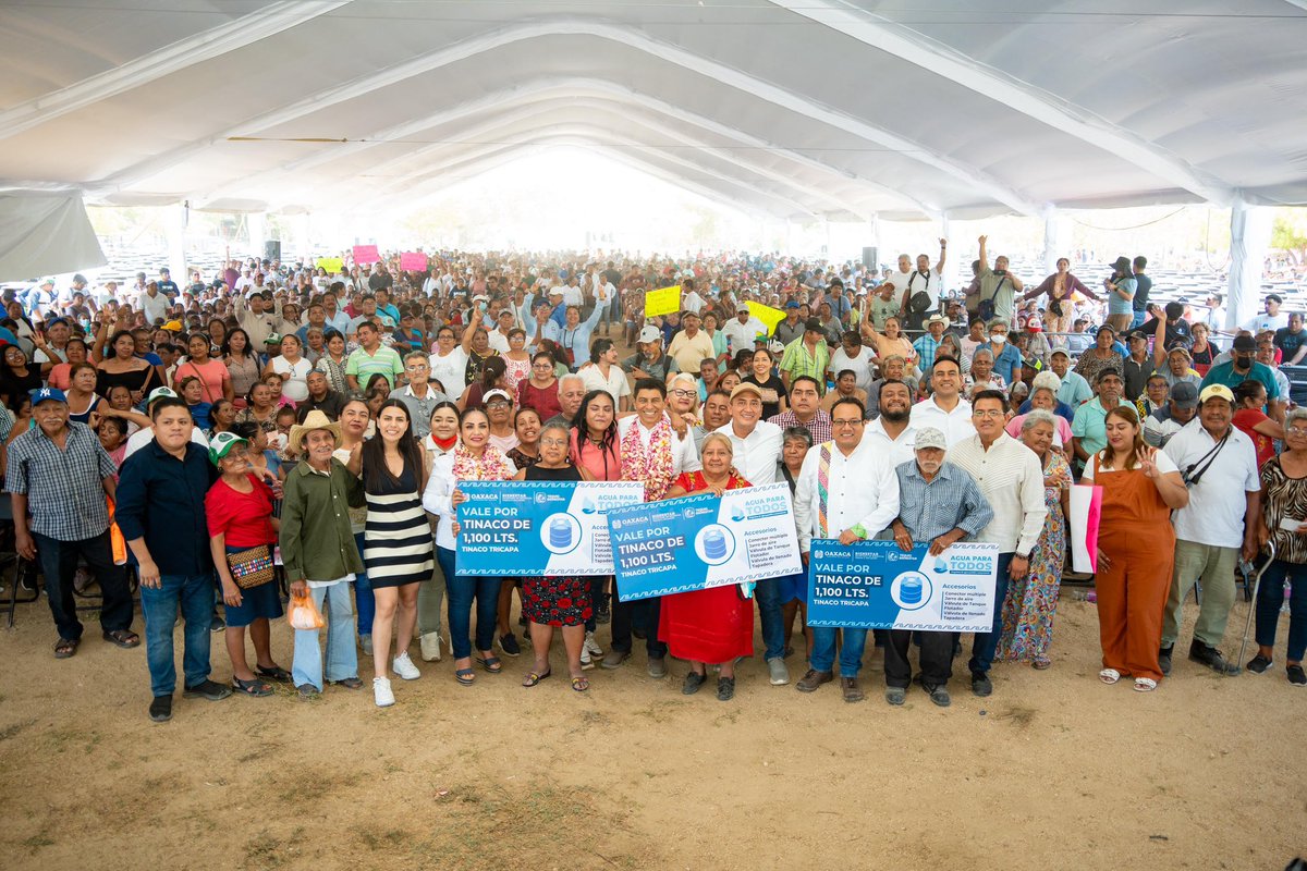 salomonj's tweet photo. Llevamos soluciones a la región del #Istmo para hacerle frente a la temporada de estiaje. 💧

Con la entrega de 1,650 tinacos para nuestras hermanas y hermanos de #SalinaCruz fortalecemos el Plan Estatal Hídrico en el que se suman acciones como la rehabilitación de pozos, suministro mediante pipas y el mejoramiento de la infraestructura hídrica en beneficio de las familias oaxaqueñas. 

Nuestra estrategia avanza generando bienestar para las y los oaxaqueños. 🙌🏽