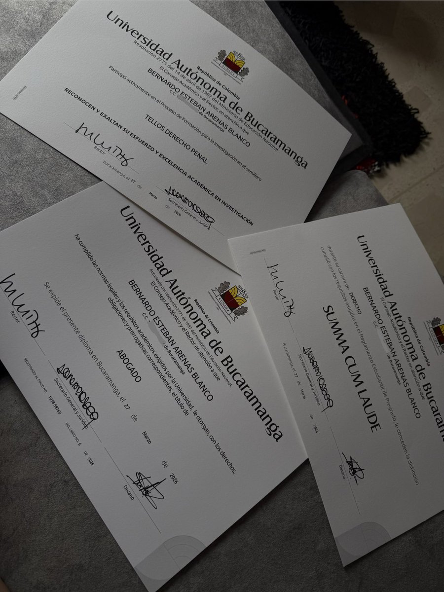 Hoy me gradué como abogado summa cum laude, con mención de honor en investigación. Todo el esfuerzo valió la pena.📚🙇🏽‍♂️
