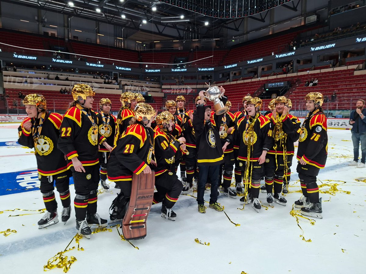 simon lööf tweet media