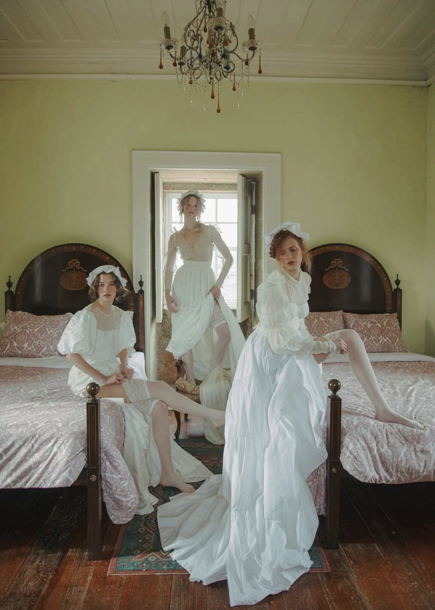 LaModeUnknown's tweet photo. Absolutely DIVINE 'Bridal Affair' editorial for ✨️Vogue Portugal✨️ in the lens of Élio Nogueira.🪡

LOVE that retro flair https://t.co/N3HmnqnB6b
