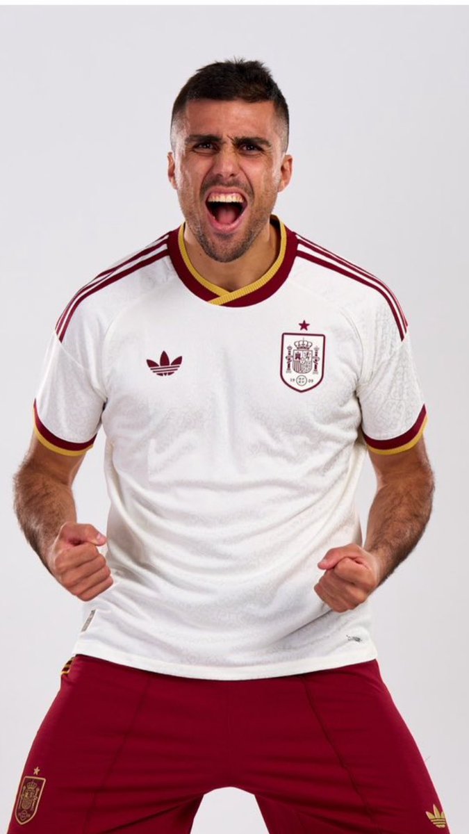 forlanista_'s tweet photo. Lo de caer en octavos con las mejores camisetas del siglo me jode lo que no está escrito https://t.co/2pp0Je96KW