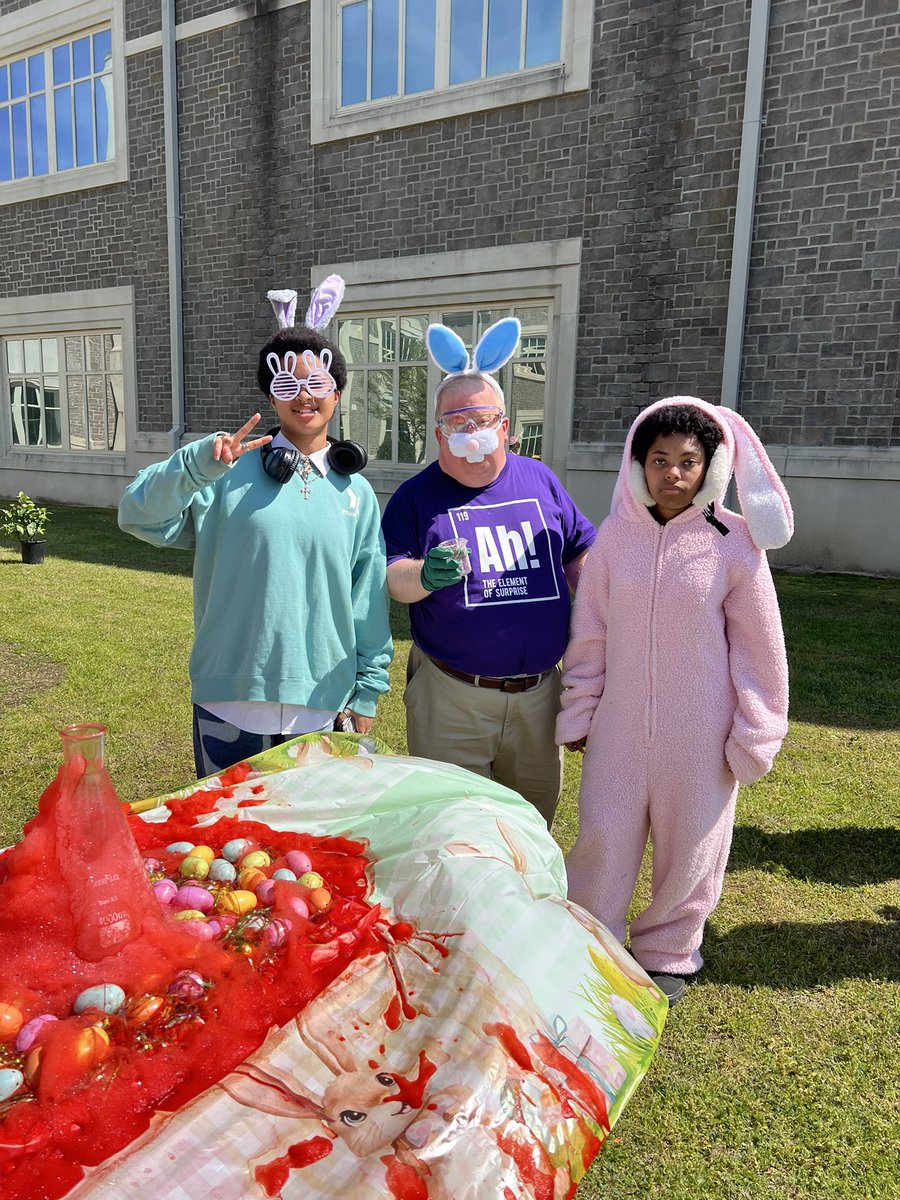 JeffOShields2's tweet photo. It was a #LEGENDARY Friday! 
We enjoyed making a HUGE #elephanttoothpaste on this beautiful Spring Day! 🐰 💐 🐣 #Chemistry #Science #mroshieldschemistry #CountdownToSpringBreak #ScienceIsFun #ScienceDemo #WeAreWestwood #TGIF https://t.co/b10iSRxId2