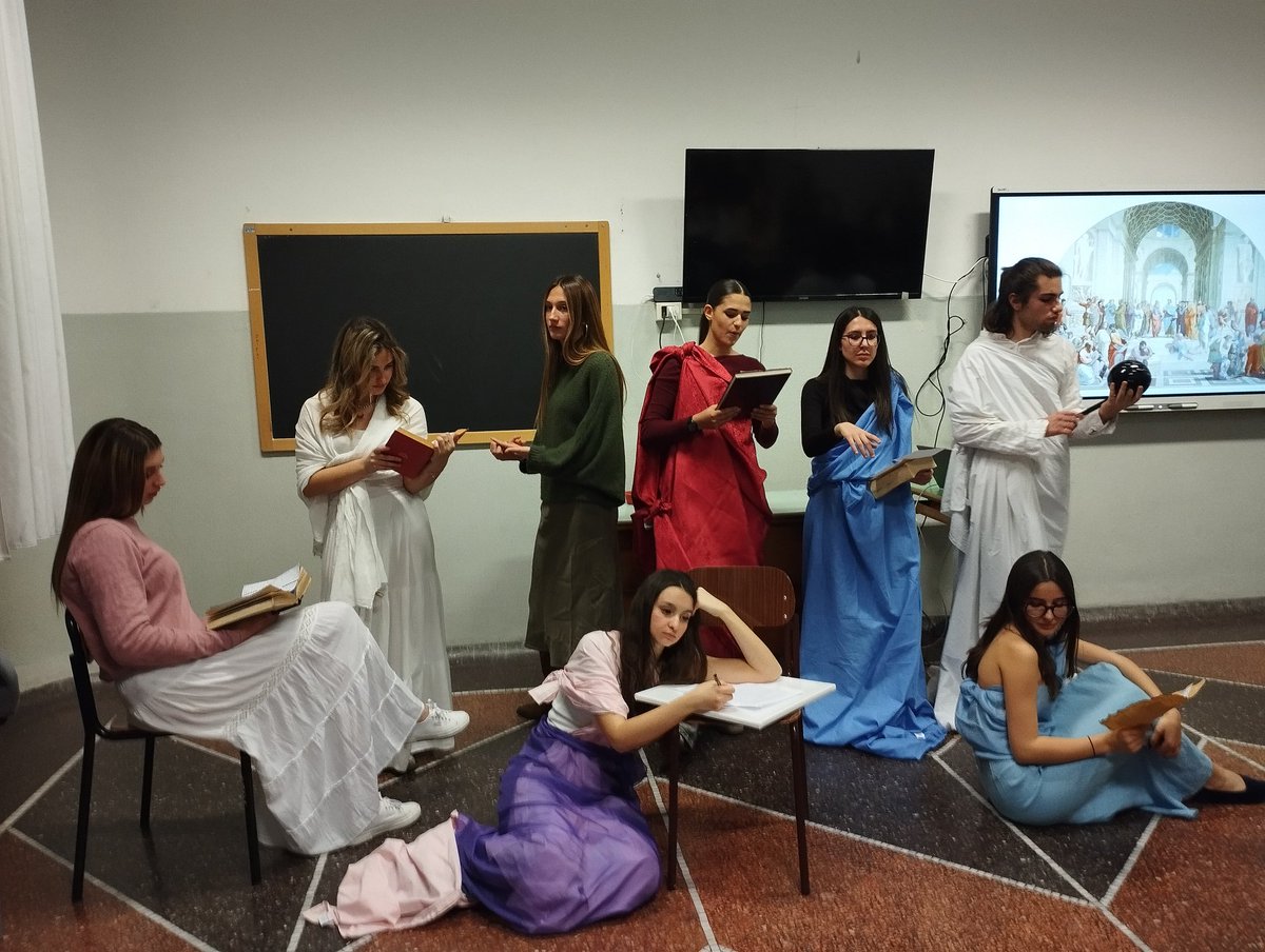 DoriaNotte's tweet photo. 🏛 La scuola di Atene: otto ironici filosofi raffaeliti che, in chiave moderna, interpretano e commentano le opere dei colleghi.

#DoriaNotte #filosofia #comicita' https://t.co/53fMJ1Ucum
