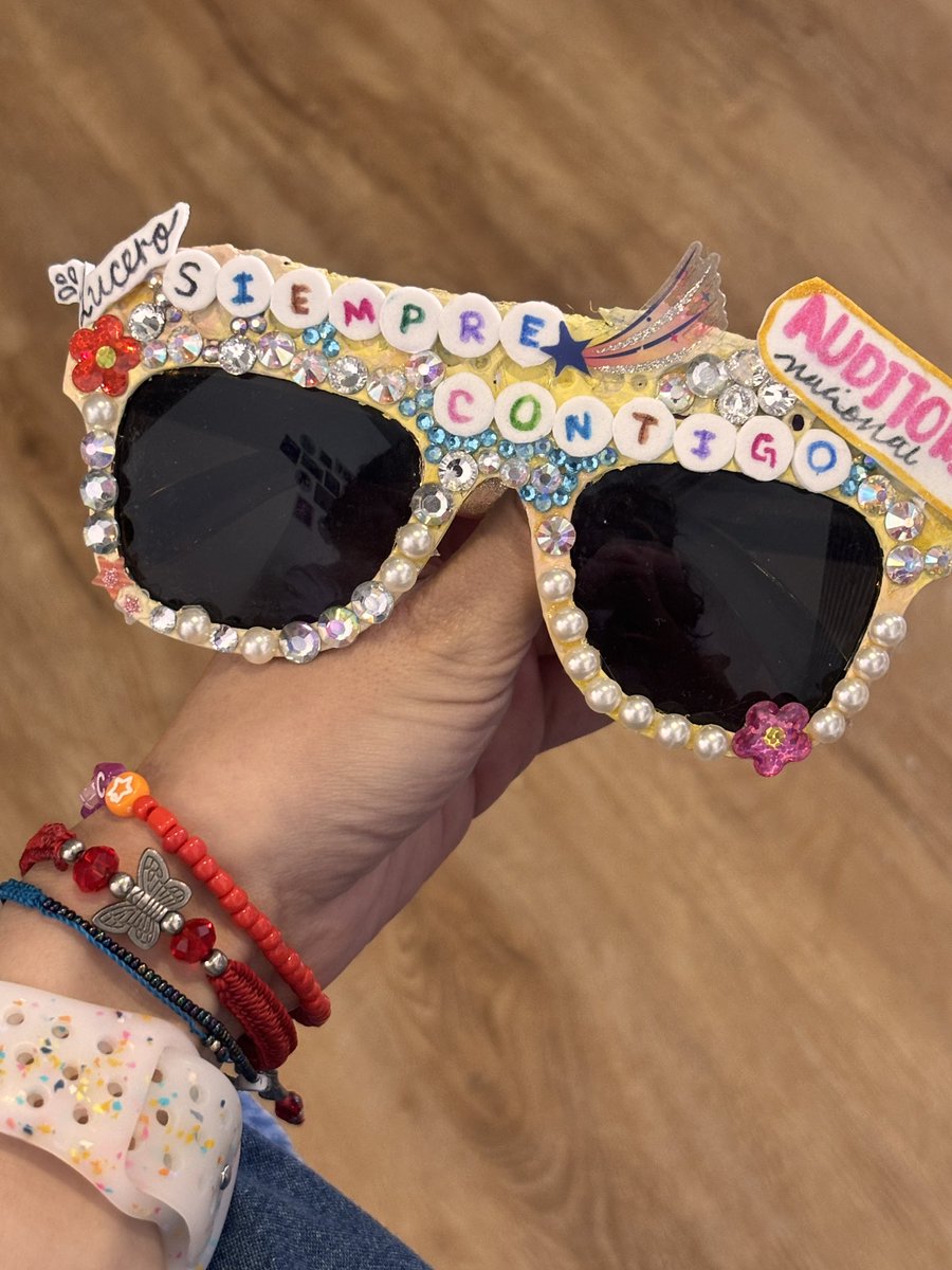 Llegó el momento!!!!!! Si alguien me ve me grita: MIRI!!! Para que les dé una pulsera o stickers y para que se tomen foto con tremendos lentes jajajaa 😌🫰🏻

#LuceroContigo #LuceroSiempreContigo