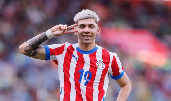 Una BESTIA ENCISO! pero se desgasta demasiado cuando parte de muy atrás, y todo porque ALMIRON no rinde en la creación de jugadas, no funciona el tipo para armar jugadas de gol, le cuesta demasiado técnicamente, MAURICIO debe jugar en ese puesto, basta de romanticismo!!