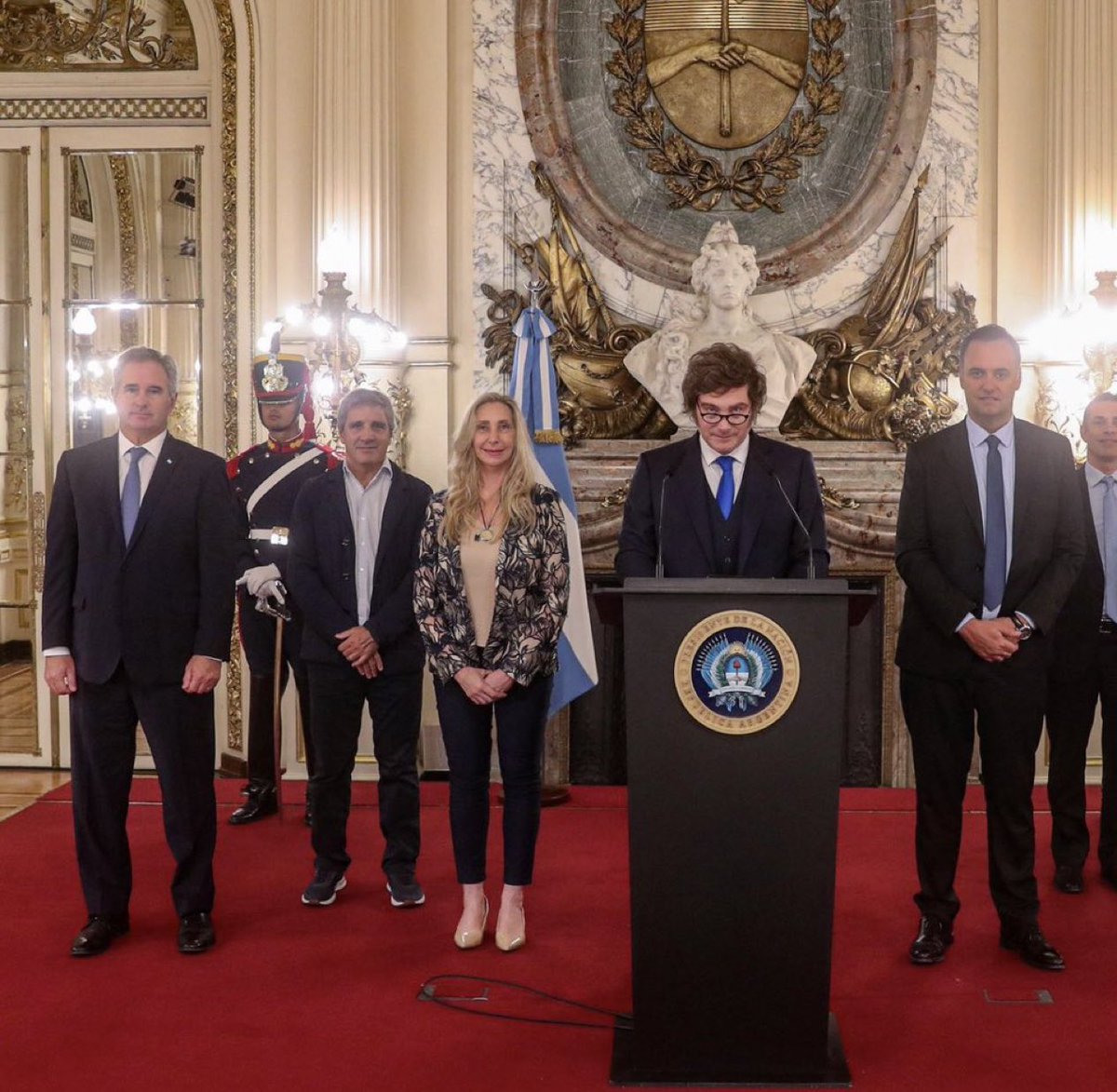 Entran a un bar: un inútil, un timbero, una coimera y dos corruptos.