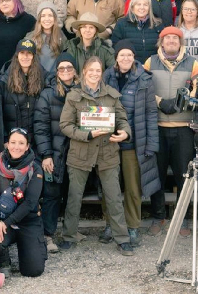 Ocelotl_Mx's tweet photo. 🥹Tracy with the Crew of Anna Pigeon 🕊️🐎🌲🌳
#TracySpiridakos #AnnaPigeon #LeaThompson
#NewShow #USANetworSeries
#Tracel #WeLoveYouTracy #WhereTracyGoesWeGo
#NevadaBarr #CineflixStudios #DecemberFilms #CalgaryAlberta https://t.co/jBvJw12iDu