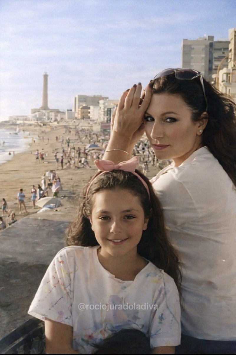 Rocío Jurado con su hija Rocío Carrasco en Chipiona donde más feliz se sentía,en su pueblo con su gente y como no con su hija del alma.

#rociojuradoladiva #lamasgrande #rociosiempre #RocioJurado #diva #RocioCarrasco #chipiona #APOYOROCIO27m