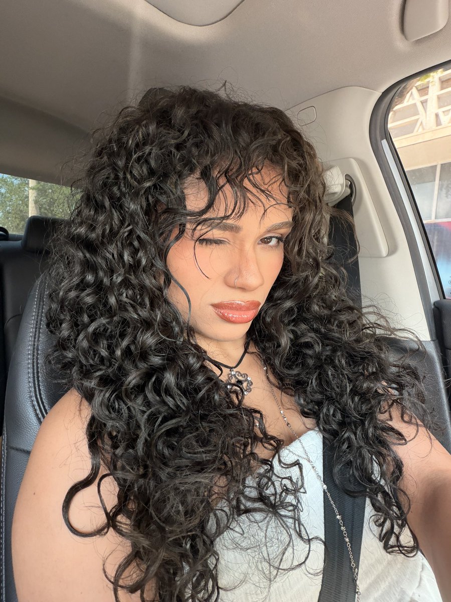 MELANYVRIVERA's tweet photo. who is she!!!!!!!!!!! https://t.co/LXAtE8AJyE