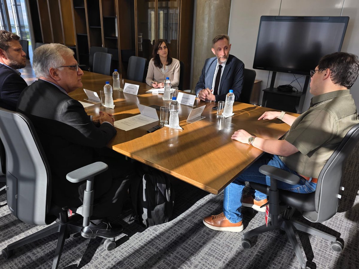 Hoy se llevó a cabo una reunión clave entre las autoridades de la DNIT y representantes de la Oficina Europea de Lucha Antifraude. 🇵🇾🇪🇺

En el encuentro, liderado por el Director Nacional <a href="/OscarOrue/">Oscar Orué 🇵🇾</a>, se abordaron estrategias conjuntas para combatir el bajo valor de mercancía