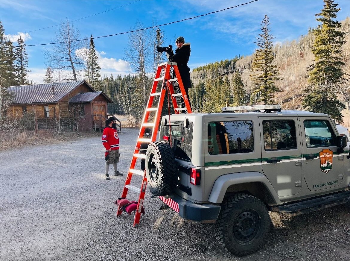 Ocelotl_Mx's tweet photo. #AnnaPigeonNews
The reverse crew photo🌲🌳
📷: Michelle Faye
#TracySpiridakos #AnnaPigeon #LeaThompson
#NewShow #USANetworSeries
#Tracel #WeLoveYouTracy #WhereTracyGoesWeGo
#NevadaBarr #CineflixStudios #DecemberFilms #CalgaryAlberta https://t.co/RLGhIUWpxB