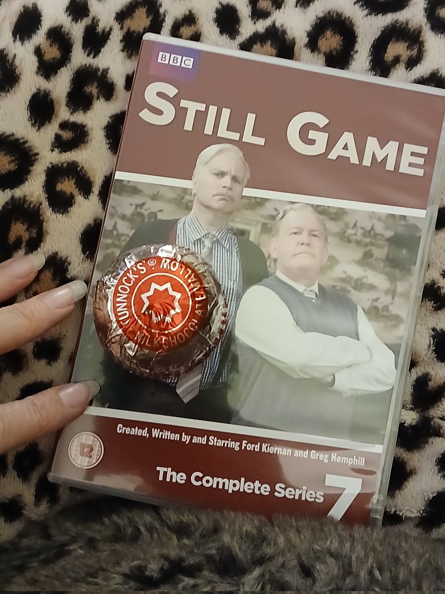 clairywairy88's tweet photo. So, cuddling my fluffy hot water bottle, with a #TunnocksTeacake and the brilliant #StillGame 🏴󠁧󠁢󠁳󠁣󠁴󠁿 ✨️ #ThatsPlenty ✨️ Wishing you all a lovely evening.x 💛 https://t.co/MjvjgPcUtM
