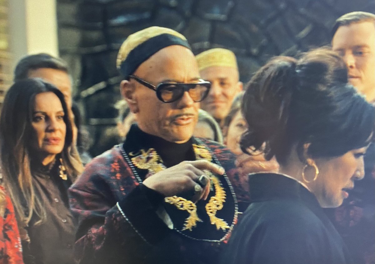 Me acabo de quedar estupefacto. Estoy viendo “El simpatizante” en HBO y quien aparece detras de RDJ en un episodio? La mismísima Sonia Monroy 😳 Flipando estoy 😂😂