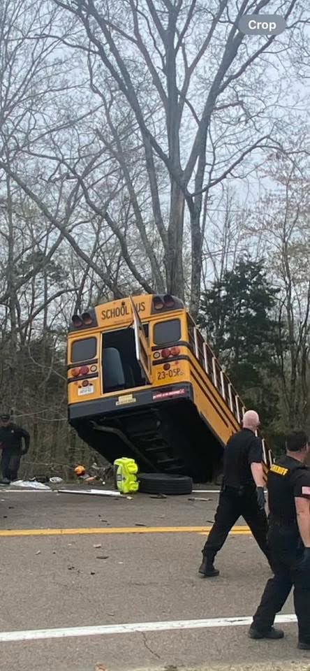 DuchessOfMeme's tweet image. 🚌 A school bus collided with a dump truck in Tennessee, resulting in one confirmed fatality and several students critically injured.

#masscasualty 
#Tennessee