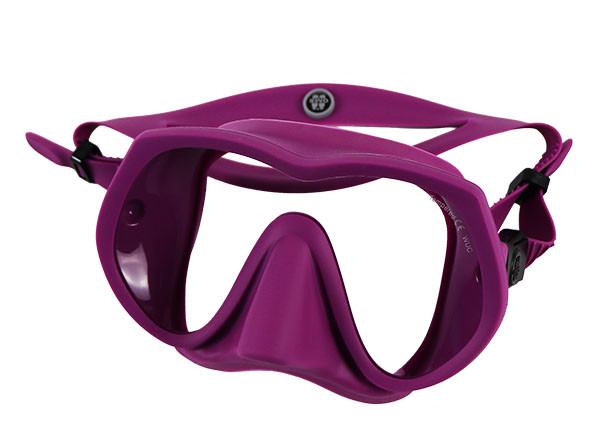 halcyondive's tweet photo. Bunt abtauchen mit Stil! Die OMS Tattoo Maske (Limited Edition) bietet perfekten Sitz, weiches Silikon und klare Sicht – in Pink, Miami Blue, Lila &amp; Weiß. Jetzt für 139,00€: https://t.co/VAsVoK7QU1 #Tauchen #Tauchmaske #Dive #OMS https://t.co/aMnZvtRibp