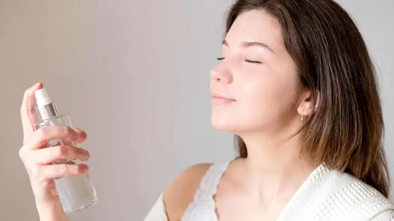 ShamAlShaer's tweet image. 🌹 رذاذ ماء الورد برائحته الطبيعية المنعشة وصيغته الرقيقة أصبح أساسياً للعناية بالبشرة في الربيع! مهدئ، مرطب، ومتعدد الاستخدامات، يحوّل ماء الورد التقليدي إلى مستحضر تجميلي عملي لجميع أوقات اليوم. 💧✨ #RoseWater #SkinCare #SpringGlow #BeautyTips