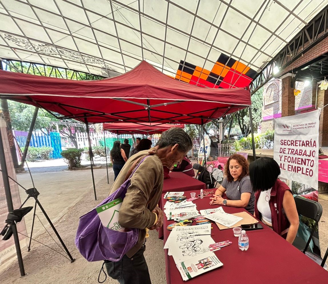 TrabajoCDMX's tweet photo. En Iztapalapa seguimos construyendo paz con acciones concretas.  🙌🏽
Este viernes 27 de marzo participamos en la "Jornada de Empleo y Servicios" en el marco de #TerritoriosDePaz, ofreciendo servicios gratuitos para la comunidad y acercando oportunidades que transforman vidas.  🤝🏽✍🏽💬📝
Porque la #CapitalDeLaTransformación se fortalece con inclusión, empleo digno y apoyo a quienes más lo necesitan.

#UtopíaLaboral
@ClaraBrugadaM @GobCDMX @Ines_GONI