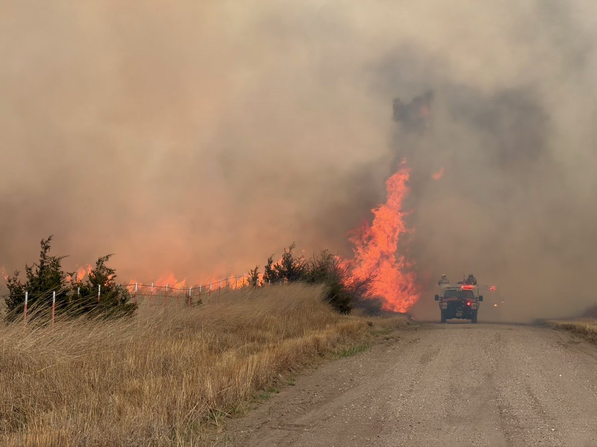 HarveyCountyKS's tweet photo. Emergency responders are battling a grassland fire near Northwest 24th Street and North Woodberry Road at the Harvey/Reno county line.

The fire is difficult to control due to the terrain, and the response is complicated by the wind conditions. Please avoid the area. https://t.co/lkv8LCsfVf