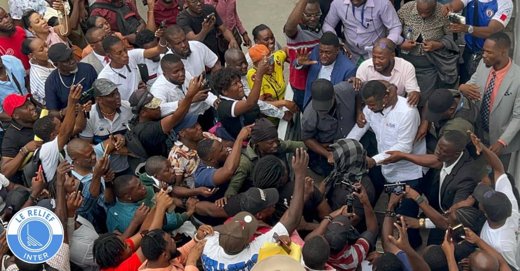 lereliefhaiti's tweet photo. Le Directeur de l’Immigration et de l’Émigration, Jean Antoine Fénélon a été libéré, ainsi que les autres cadres, après plusieurs heures passées au parquet de Port-au-Prince pour audition. Des interdictions de départ ont été émises, traduisant la possibilité d’une poursuite de l’enquête. Celle-ci s’inscrit dans le cadre de l’importante opération menée par la DCPJ au sein de la DIE le 23 mars dernier, liée à un trafic de passeports, y compris ceux délivrés à des étrangers.
