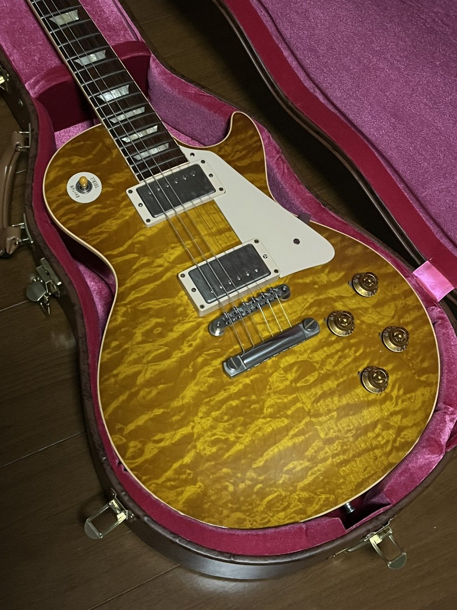 0k6tA30QsqL1bau's tweet image. ついに手に入れたギブソンCS。木目が反則級に綺麗
#gibson #ギブソン #customshop