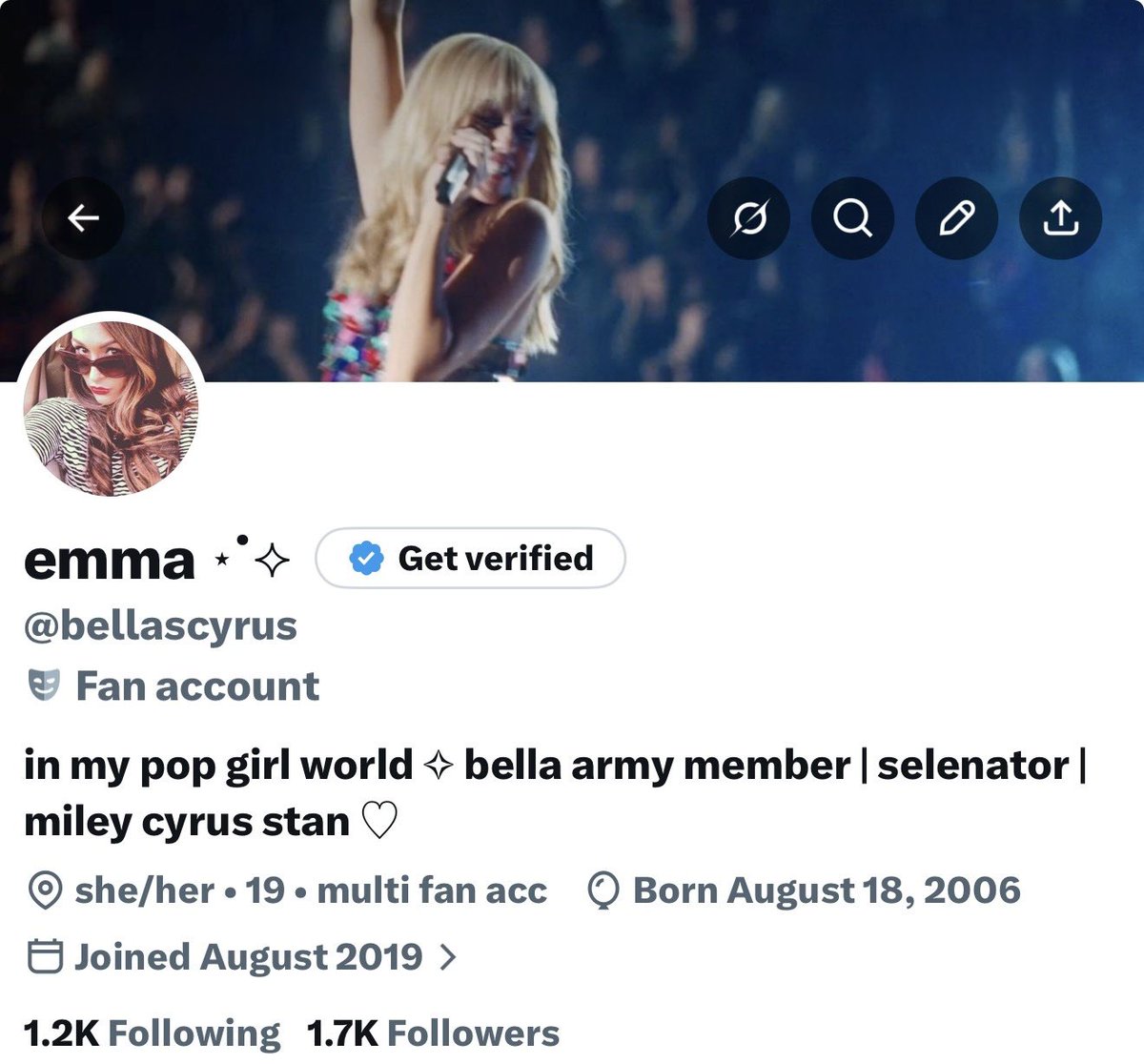 bellascinemaa's tweet photo. new layout = everything you need to know about me 🫶🏽 #bellarmy #selenator #mileycyrus https://t.co/dbLOJzoCpM