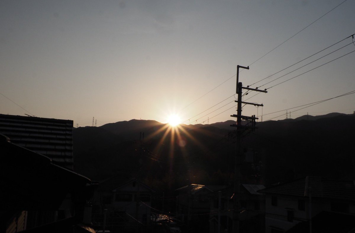 SmS2N4HBEDaWSKt's tweet image. 今朝の山からの日の出は6時42分
やっと明るくなります☀️

 #日の出