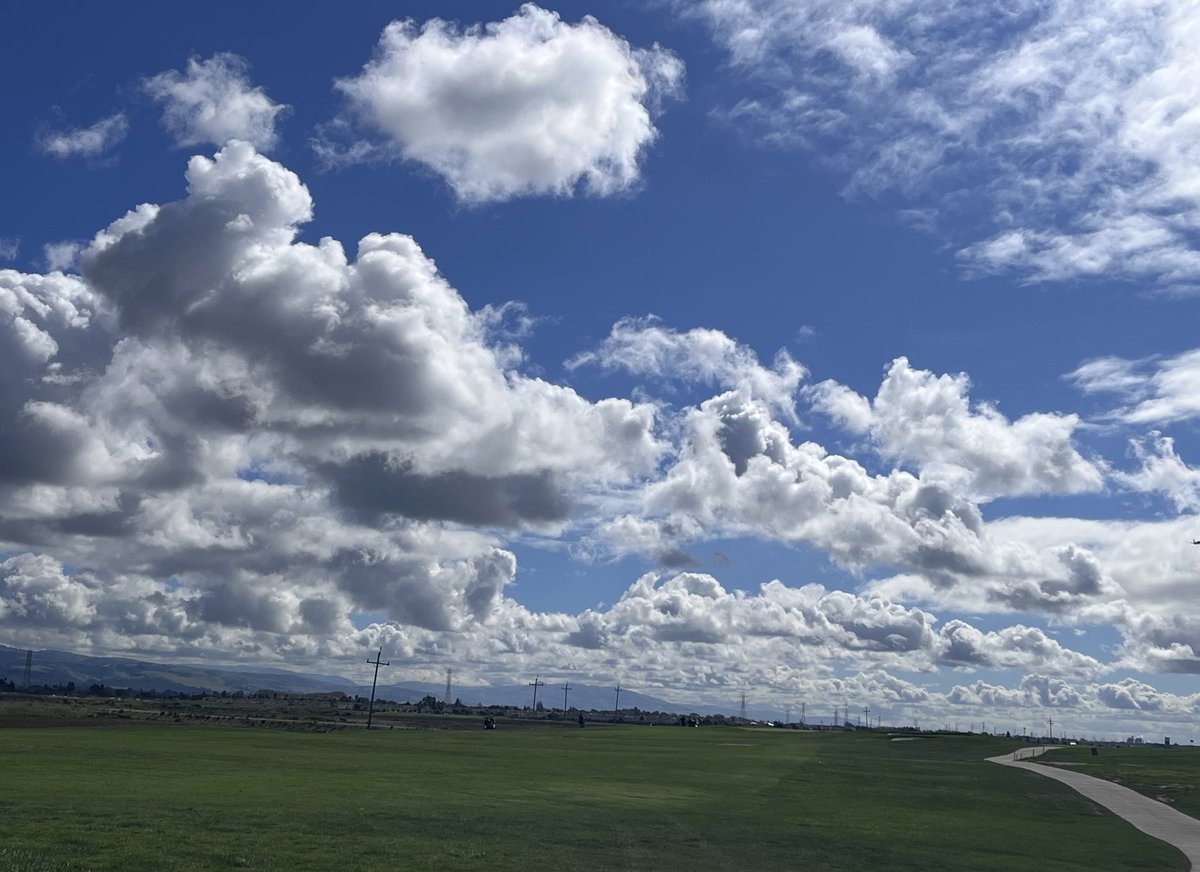 문을 여니
밤새 차분해진 공기가
먼저 인사를 건네옵니다
괜찮아^^
오늘도 밝은 해는 떠오르고
우리의 숨은 여전히 따뜻하니

기분 좋은 아침입니다
가벼운 발걸음으로 시작해
온종일 사랑 넘치는 하루 보내세요.☘️