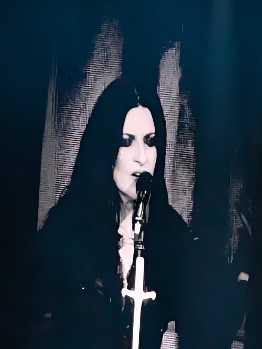 ronie1111's tweet photo. Precioso homenaje de @LauraPausini en Pamplona en su primer concierto tras la muerte de Ozzy. Hasta el crucifijo para abajo. https://t.co/lfuNs7k78i