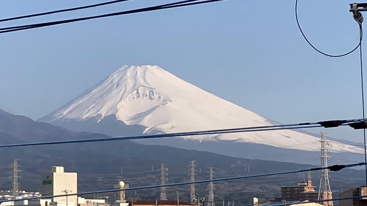 今朝の　#富士山 
三島市から。
気温は上がってきてますが雪はたっぷり。
今日は様々なところでさくら祭り的なことが催されそうです。三津坂の道沿いはかなり咲いてましたし三津浜の1本も。立保はまだ。うちの近所も枝垂は満開ですがソメイヨシノはまだです。
#桜
#サクラ　#ソメイヨシノ