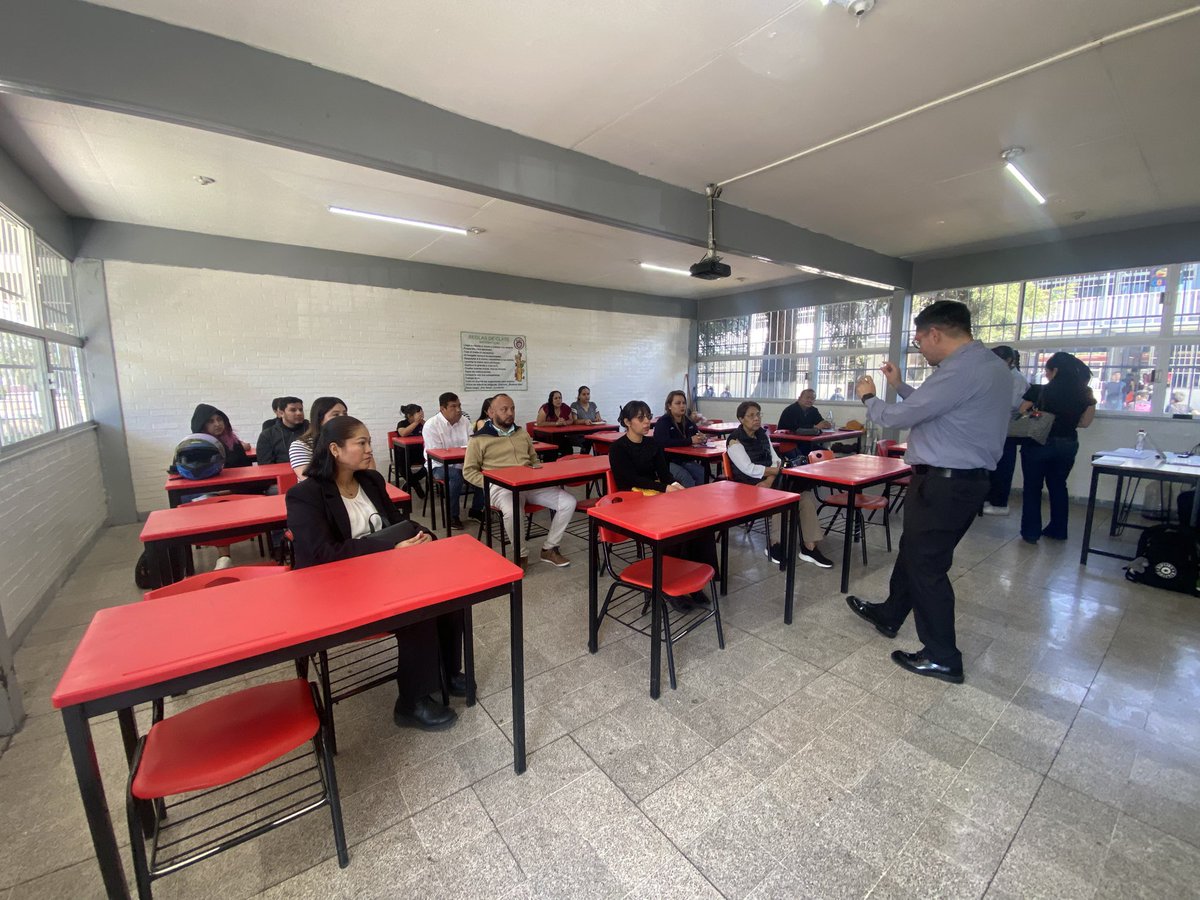 _RobledoJM's tweet photo. #EST1 #OrgulloETI En la #EST1 fortalecemos el vínculo con nuestra comunidad a través de la atención a padres de familia con rezago educativo. Logramos establecer acuerdos de colaboración y compromisos sólidos entre docentes, alumnos y familias.@NoemiJuarezSEB @SEP_mx https://t.co/4yQp4inFMl