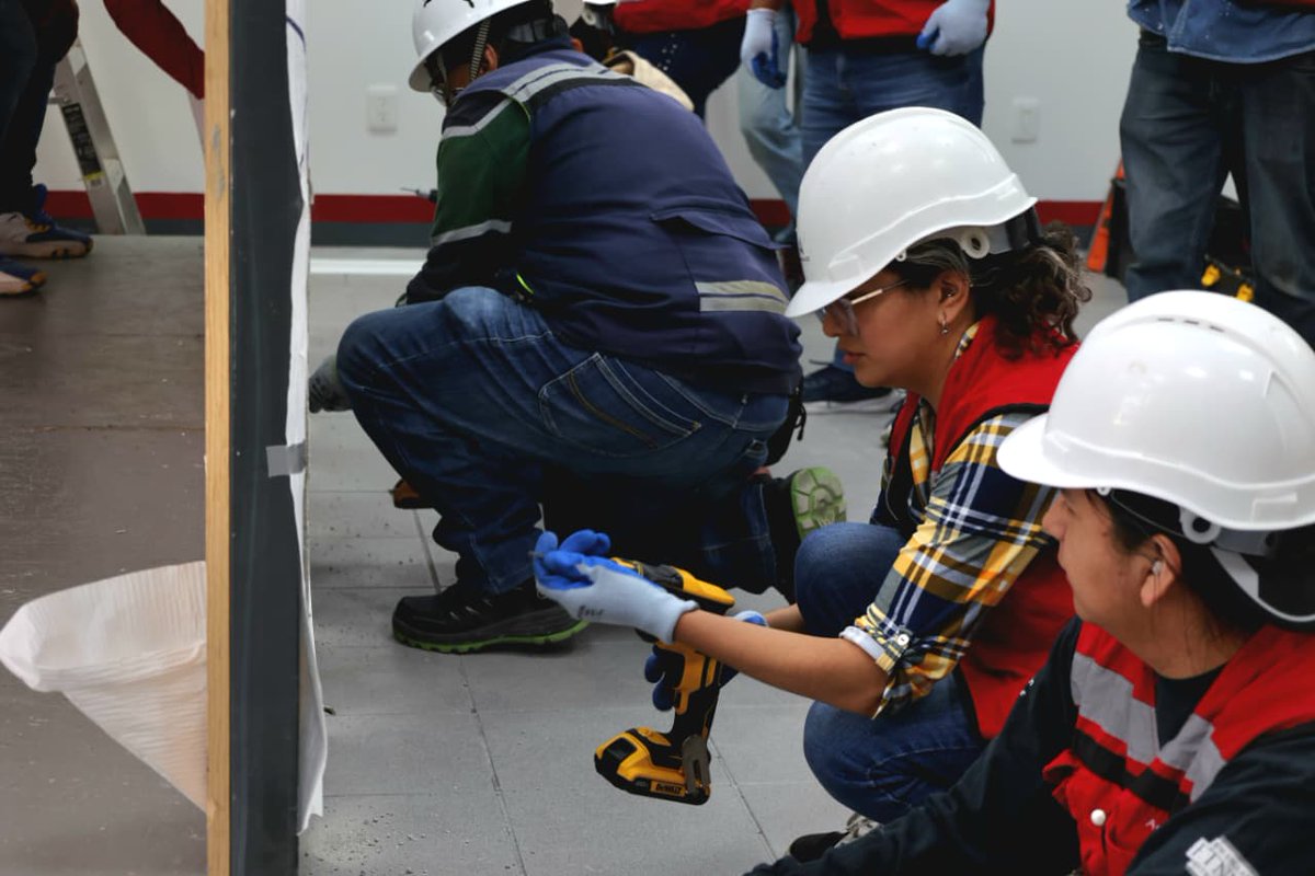 TrabajoCDMX's tweet photo. La capacitación laboral abre puertas y transforma vidas.🙌🏽💪🏽  
Como resultado de la colaboración entre @TrabajoCDMX y Academia USG, este 27 de marzo se impartió el curso especializado en "Soluciones Constructivas con Sistemas Ligeros USG", se brindaron conocimientos prácticos que fortalecen la empleabilidad y el desarrollo profesional de todas y todos en esta #CapitalDeLaTransformación. 📝💬 
Impulsamos la capacitación laboral como herramienta clave para acceder a nuevas oportunidades de empleo.💼👷🏽‍♂️👷🏽‍♀️

#UtopíaLaboral
@ClaraBrugadaM @GobCDMX @Ines_GONI