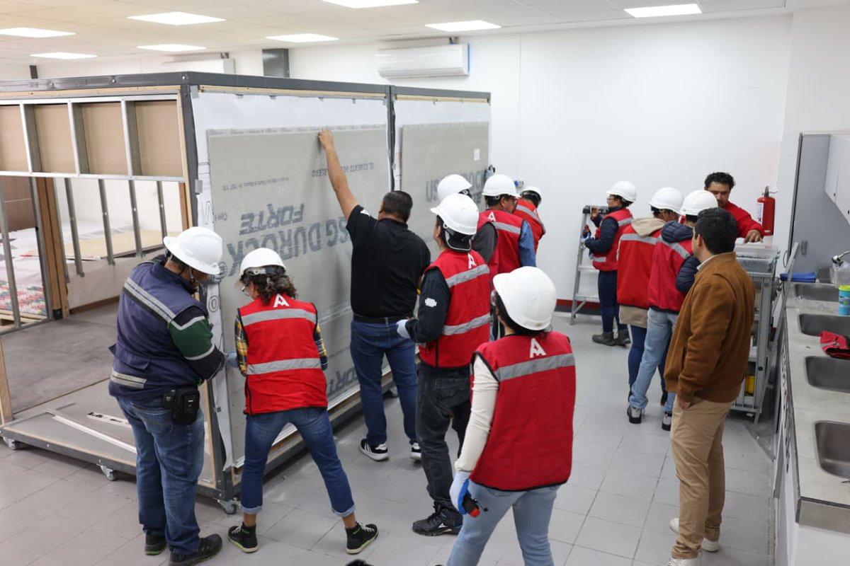 TrabajoCDMX's tweet photo. La capacitación laboral abre puertas y transforma vidas.🙌🏽💪🏽  
Como resultado de la colaboración entre @TrabajoCDMX y Academia USG, este 27 de marzo se impartió el curso especializado en "Soluciones Constructivas con Sistemas Ligeros USG", se brindaron conocimientos prácticos que fortalecen la empleabilidad y el desarrollo profesional de todas y todos en esta #CapitalDeLaTransformación. 📝💬 
Impulsamos la capacitación laboral como herramienta clave para acceder a nuevas oportunidades de empleo.💼👷🏽‍♂️👷🏽‍♀️

#UtopíaLaboral
@ClaraBrugadaM @GobCDMX @Ines_GONI