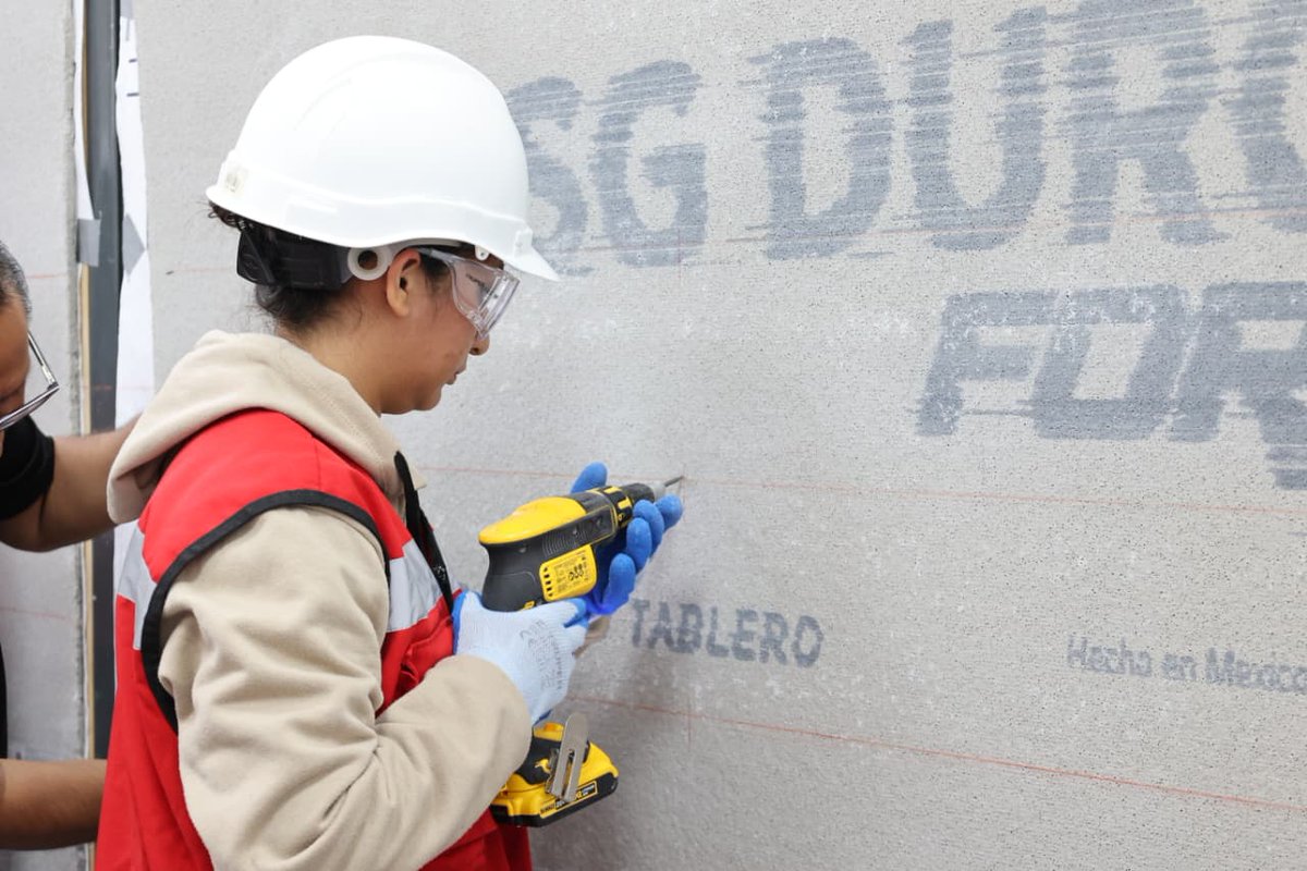TrabajoCDMX's tweet photo. La capacitación laboral abre puertas y transforma vidas.🙌🏽💪🏽  
Como resultado de la colaboración entre @TrabajoCDMX y Academia USG, este 27 de marzo se impartió el curso especializado en "Soluciones Constructivas con Sistemas Ligeros USG", se brindaron conocimientos prácticos que fortalecen la empleabilidad y el desarrollo profesional de todas y todos en esta #CapitalDeLaTransformación. 📝💬 
Impulsamos la capacitación laboral como herramienta clave para acceder a nuevas oportunidades de empleo.💼👷🏽‍♂️👷🏽‍♀️

#UtopíaLaboral
@ClaraBrugadaM @GobCDMX @Ines_GONI
