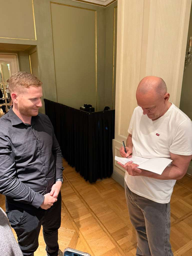 justLazaX's tweet image. Thanks Tom 🇦🇷
Trading is awesome!!

Flew to Argentina for a trading event, worth it, check post below!
Good people, good energy, picked up a few new things.
Met Tom Hougaard and got the book signed 🔥
Back to work.

#trading  #daytrader #traveling  #daytrading