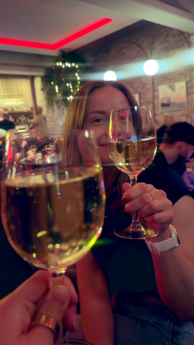 elinwerner_'s tweet photo. Bubbel i glasen och ingen är lyckligare än vi! https://t.co/cHRWxtb3ry