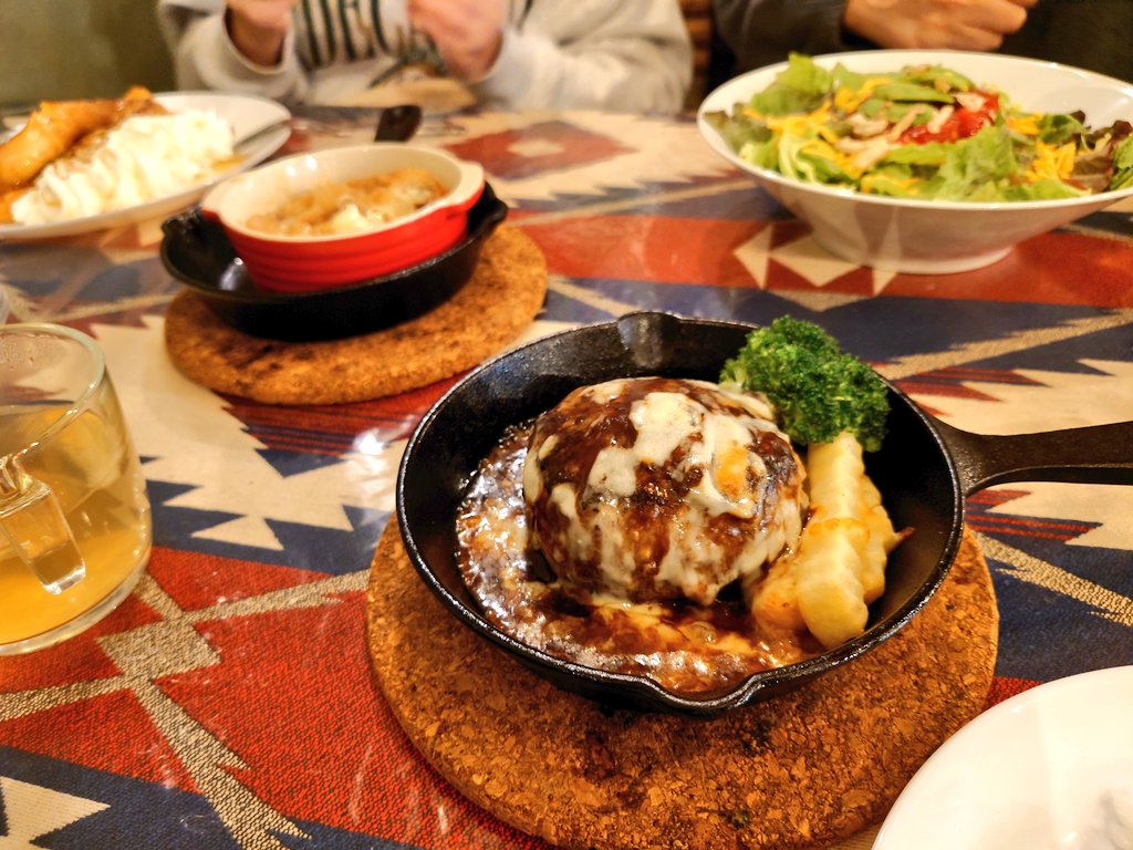 5emon1958's tweet photo. 毎日夜にハンバーグの投稿流れてきて美味しそうだな〜と思い気になっていた #cafe4 ようやく来れたw。思っていた以上のおいしさでびっくりで全部美味しくて大満足でしたw
でクラウン相変わらずのカッコ良さですしw。
ちなみにホーネットの塗装はこのクラウンモチーフに塗りましたw。 https://t.co/9hRkmva6zr
