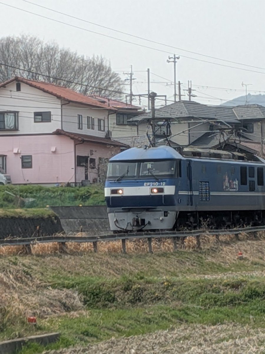 久しぶりの連休や……
買い物、ゴミ出し、掃除、草むしりやる！！
布団も干すか……