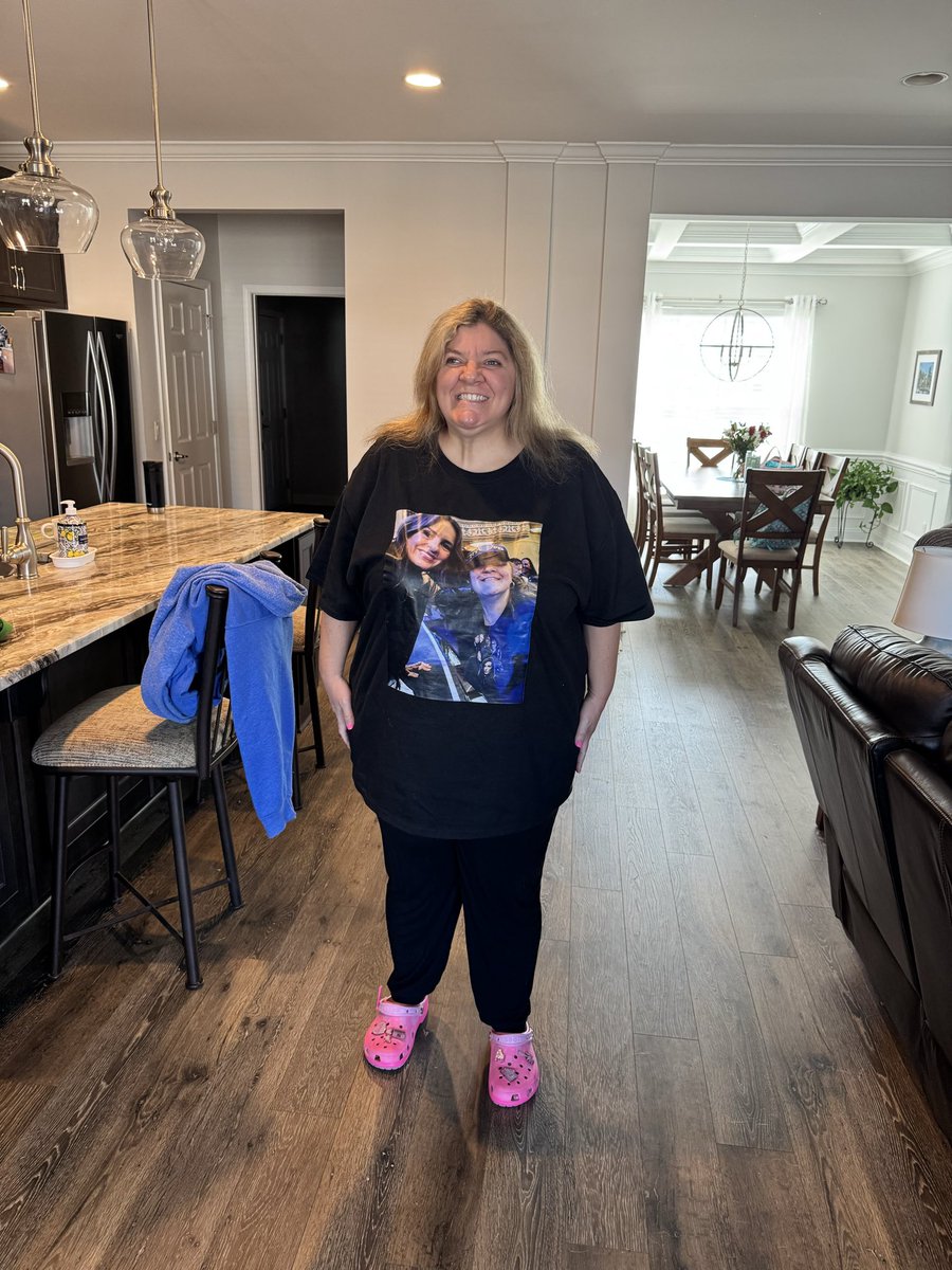 JessicaMeeker17's tweet photo. Hi I’m Jessica Meeker I’m trying to show friend that I met on October 29/25 I made a T-shirt with our picture on it and I wanted you to see it #mariska to see it . https://t.co/aq3ooK4gCR