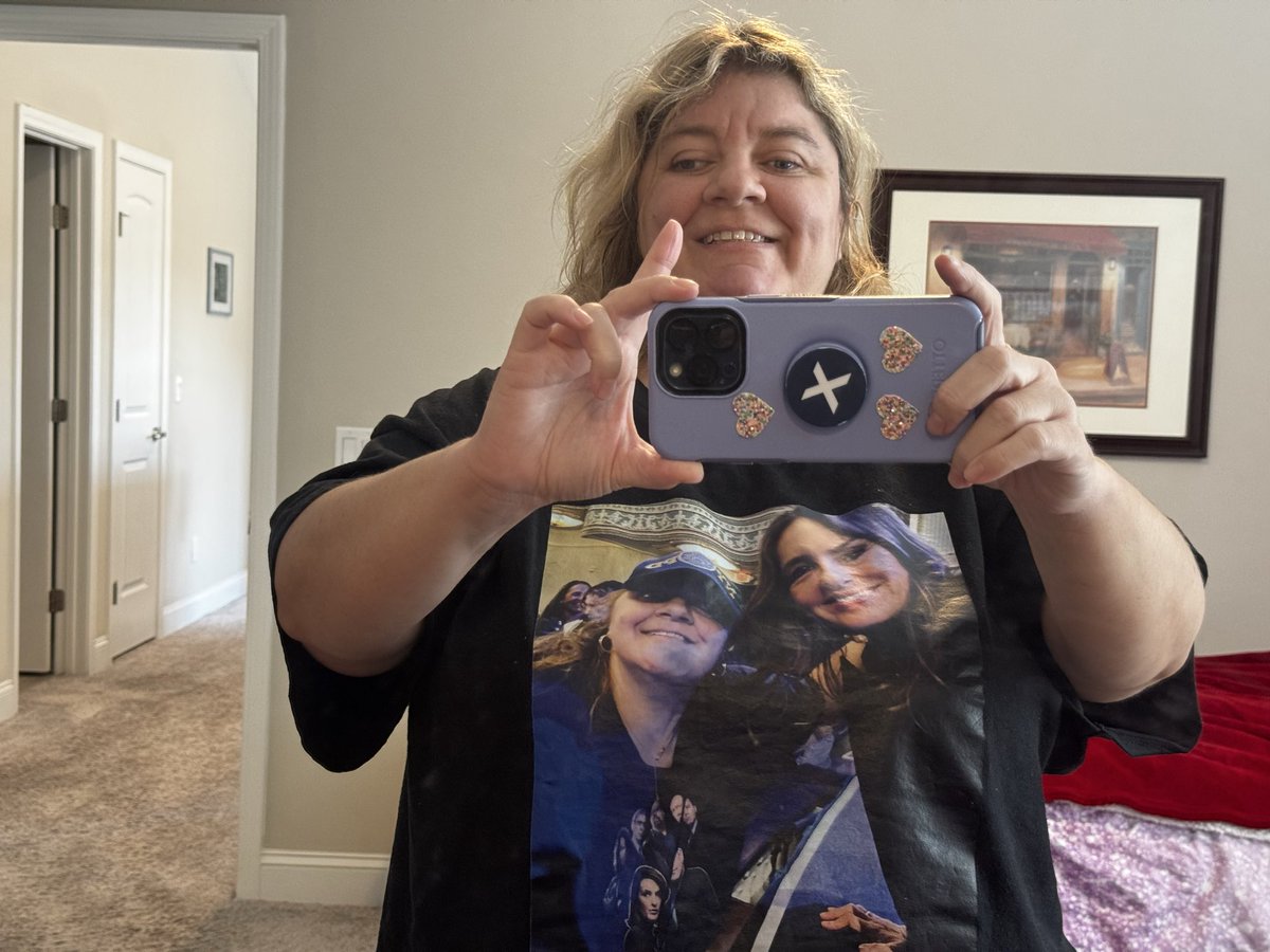 JessicaMeeker17's tweet photo. Hi I’m Jessica Meeker I’m trying to show friend that I met on October 29/25 I made a T-shirt with our picture on it and I wanted you to see it #mariska to see it . https://t.co/aq3ooK4gCR