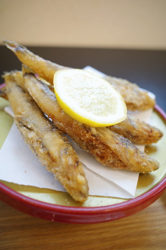 026hakase's tweet photo. カレー(ポーク)🍛
単品メヒカリの唐揚げ🐟️
海竜ソーダ🧋
揚げたてのカリカリジュワ〜感がたまらん。一匹カレーにのっけてメヒカリカレーにアレンジ😉
#SLOWDAYSCAFE #スロデ https://t.co/fUTKPRcGUJ