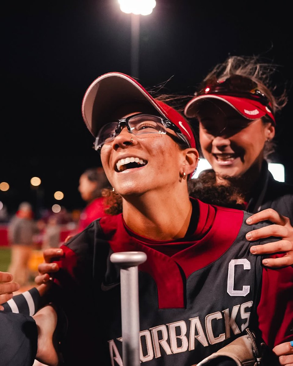 Friday night win feeling 🤩

#NCAASoftball x 📸 <a href="/RazorbackSB/">Arkansas Softball</a>
