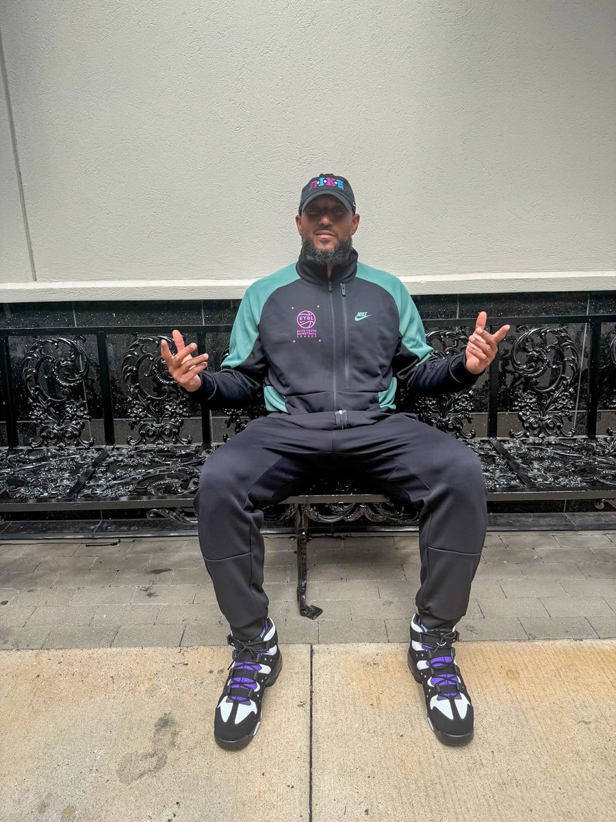 KicksOutOfLife's tweet photo. March Maxness 🏀

Nike Air Max2 CB ’94 Black Purple. Released in 1994, Barkley’s signature shoe during the 93–94 season after his MVP run.

Built for his game, physical, explosive, all contact.

Air Max basketball, power over finesse. Still hits the same decades later. https://t.co/uhD76CmkIW