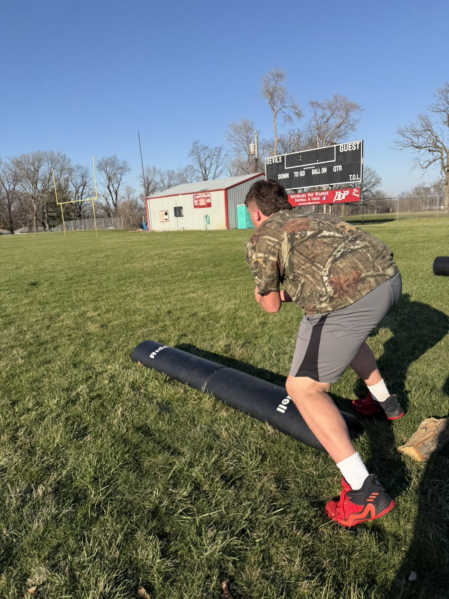 GBarnhart51's tweet image. Now that the weather is a bit nicer I was finally able to get out and work on some oline/dline footwork and blocking drills. Shoutout to Coach Berg and Coach Bert for being a huge help today. 

@CoachSchradesBU
@NNSpartansFB
@football_coach
#TheLog