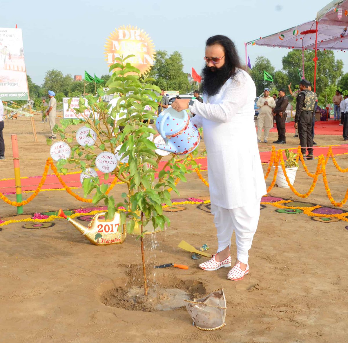 _harsh2005's tweet photo. Following the guidance of Saint Gurmeet Ram Rahim Ji, Dera Sacha Sauda followers are celebrating #EarthHour2026. By switching off lights and planting trees, they promote energy conservation and a cleaner, greener planet for everyone. https://t.co/0rdarZqDsa