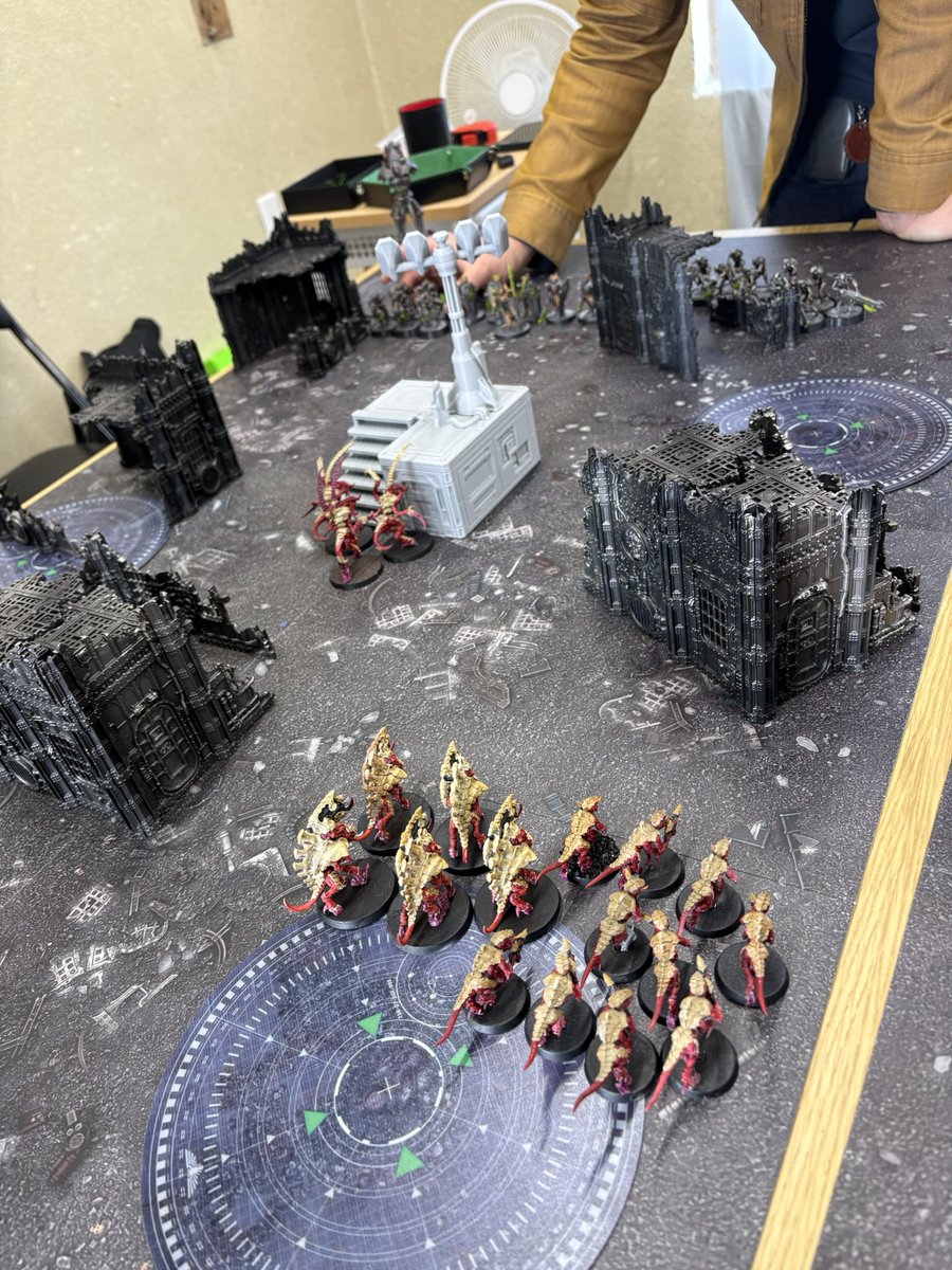 niwaka_Yarow's tweet photo. どうもこんにちは！
本日はニワカ堂ゲーム会でございます！

#40k 500ptと #キルチーム 共闘ゲームが開催されております！

キルチームはメチャクチャ綺麗な塗装のナイトブリンガーを相手に共闘プレイ！

500ptは店長のワガママで俺コンパトルールのテストプレイをしていただいており、上手くいきそうなら編成以外の部分も本日確定できそうかな、と言ったところ！