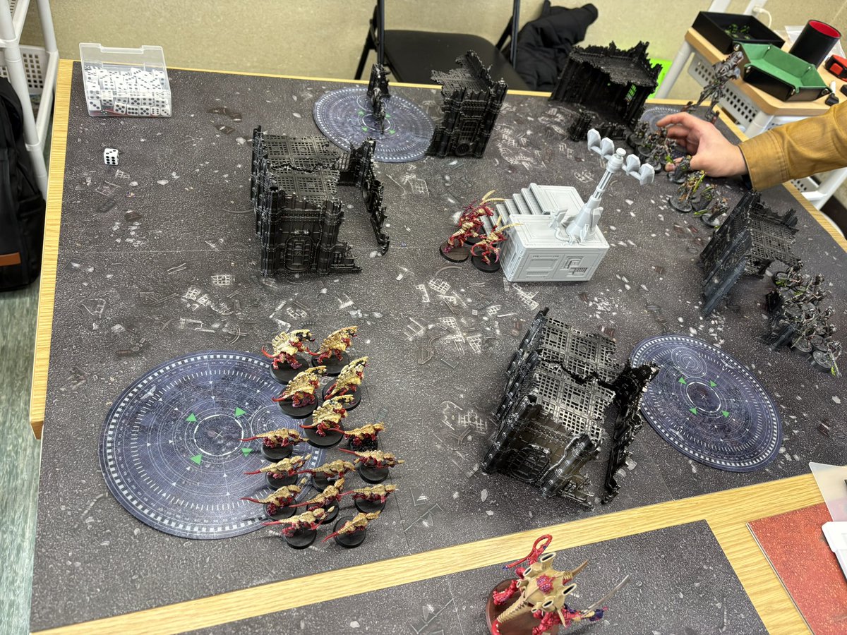 niwaka_Yarow's tweet photo. どうもこんにちは！
本日はニワカ堂ゲーム会でございます！

#40k 500ptと #キルチーム 共闘ゲームが開催されております！

キルチームはメチャクチャ綺麗な塗装のナイトブリンガーを相手に共闘プレイ！

500ptは店長のワガママで俺コンパトルールのテストプレイをしていただいており、上手くいきそうなら編成以外の部分も本日確定できそうかな、と言ったところ！